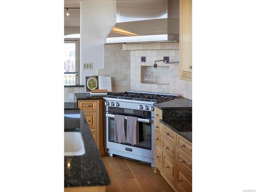 1201-21 Dallas Rd, Victoria, BC - Indoor Photo Showing Kitchen