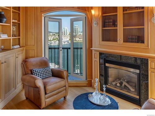 1201-21 Dallas Rd, Victoria, BC - Indoor Photo Showing Living Room With Fireplace