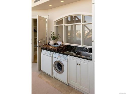 1201-21 Dallas Rd, Victoria, BC - Indoor Photo Showing Laundry Room