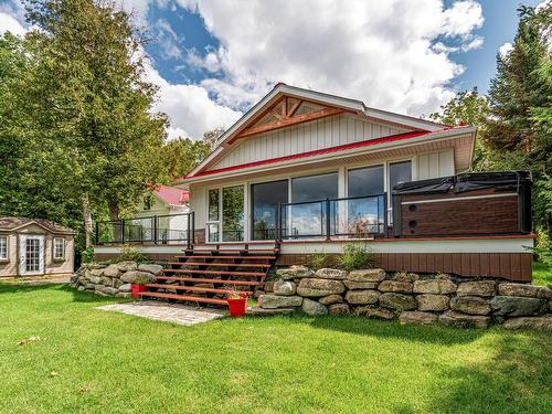 FaÃ§ade - 408 Rue Ashby, Stratford, QC - Outdoor With Deck Patio Veranda