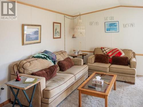 205-7575 Duncan Street, Powell River, BC - Indoor Photo Showing Living Room