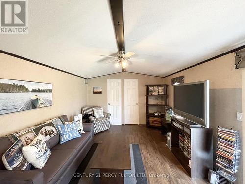 486 Cty Rd 18-41 Park Meadow Lane, Prince Edward County (Athol), ON - Indoor Photo Showing Living Room