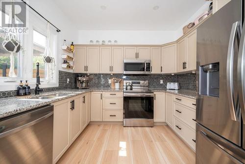 40 Taylor Heights Drive, Pembroke, ON - Indoor Photo Showing Kitchen With Stainless Steel Kitchen With Double Sink With Upgraded Kitchen