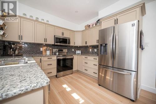 40 Taylor Heights Drive, Pembroke, ON - Indoor Photo Showing Kitchen With Stainless Steel Kitchen With Upgraded Kitchen