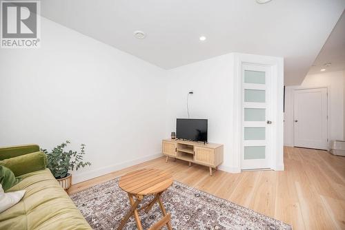 40 Taylor Heights Drive, Pembroke, ON - Indoor Photo Showing Living Room