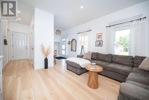 40 Taylor Heights Drive, Pembroke, ON - Indoor Photo Showing Living Room