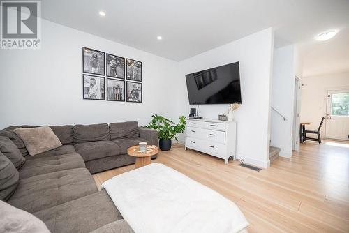 40 Taylor Heights Drive, Pembroke, ON - Indoor Photo Showing Living Room