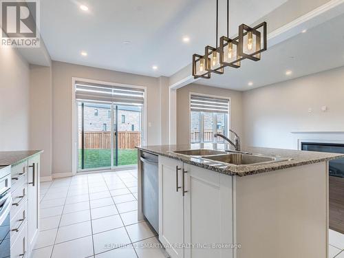 31 Truffle Court, Brampton (Northwest Brampton), ON - Indoor Photo Showing Kitchen With Double Sink With Upgraded Kitchen