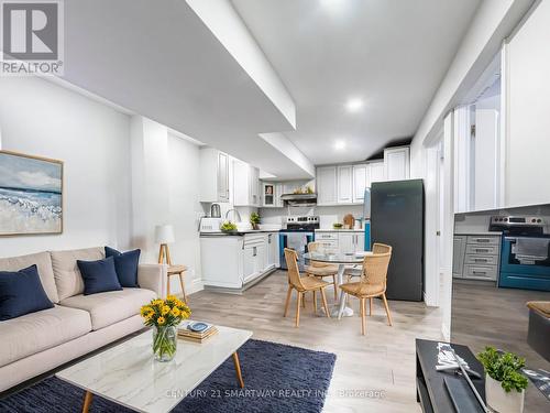 31 Truffle Court, Brampton, ON - Indoor Photo Showing Living Room