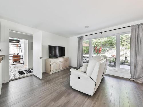 Bachelor - 1156 Rue Brosseau, Prévost, QC - Indoor Photo Showing Living Room