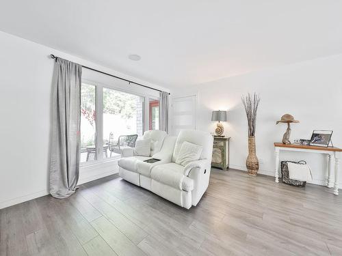 Bachelor - 1156 Rue Brosseau, Prévost, QC - Indoor Photo Showing Living Room