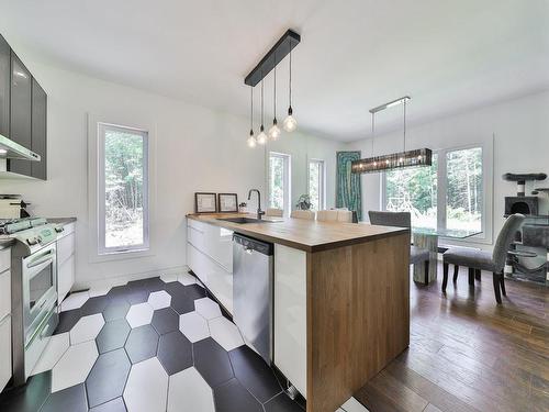 IntergÃ©nÃ©ration - 1156 Rue Brosseau, Prévost, QC - Indoor Photo Showing Kitchen With Upgraded Kitchen