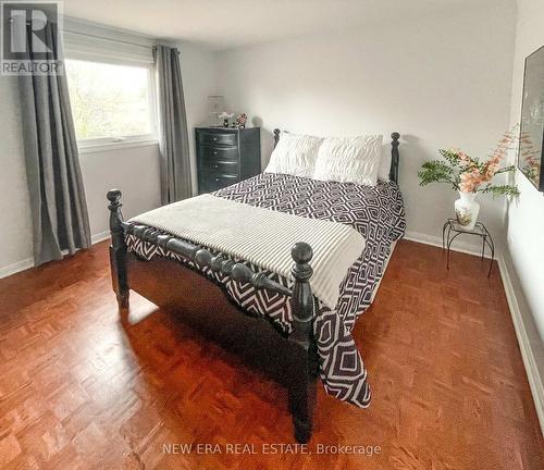 1718 Hollow Oak Terrace, Mississauga, ON - Indoor Photo Showing Bedroom