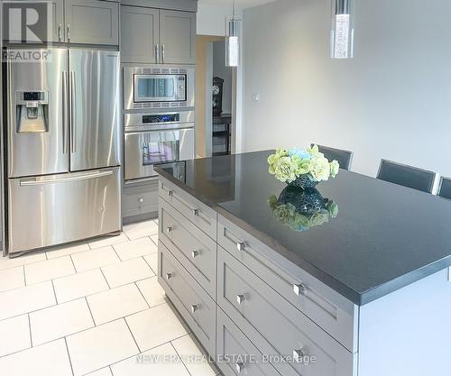 1718 Hollow Oak Terrace, Mississauga, ON - Indoor Photo Showing Kitchen