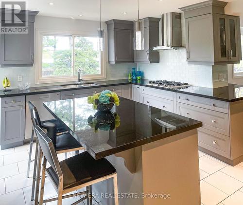 1718 Hollow Oak Terrace, Mississauga (Clarkson), ON - Indoor Photo Showing Kitchen With Upgraded Kitchen