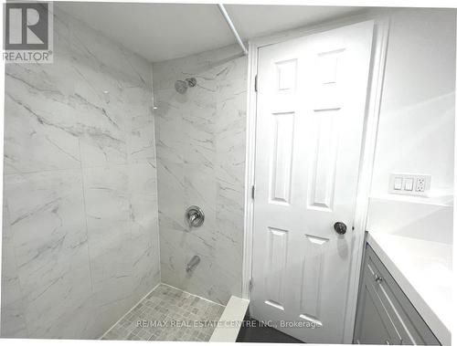 6689 Dorchester Road, Niagara Falls, ON - Indoor Photo Showing Bathroom