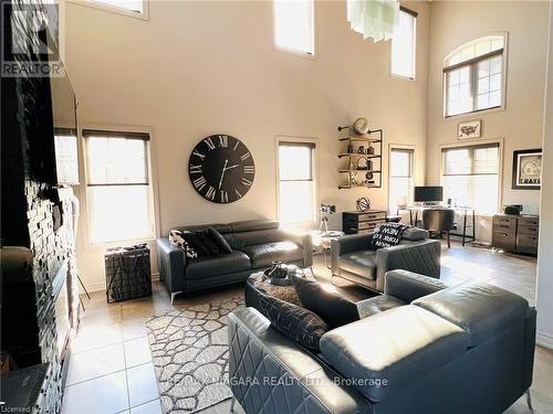 6498 Christopher Crescent, Niagara Falls, ON - Indoor Photo Showing Living Room