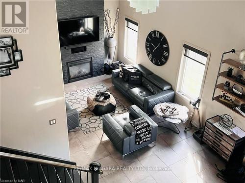 6498 Christopher Crescent, Niagara Falls, ON - Indoor Photo Showing Living Room With Fireplace