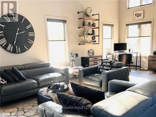 6498 Christopher Crescent, Niagara Falls, ON - Indoor Photo Showing Living Room