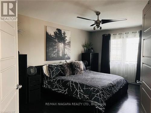 6498 Christopher Crescent, Niagara Falls, ON - Indoor Photo Showing Bedroom