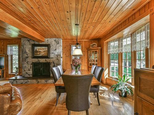 Salle Ã  manger - 86 Ch. De La Montagne, Arundel, QC - Indoor Photo Showing Dining Room With Fireplace