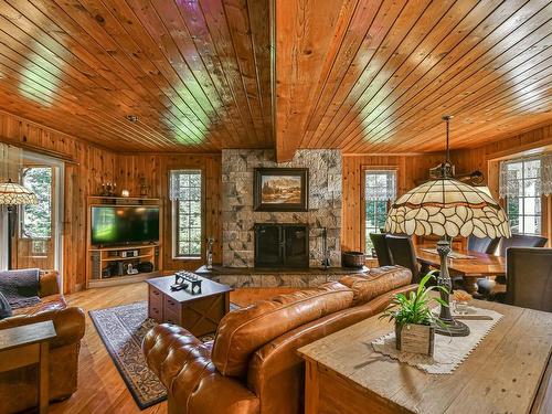 Salon - 86 Ch. De La Montagne, Arundel, QC - Indoor Photo Showing Living Room With Fireplace