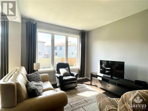 424 Cope Drive, Ottawa, ON - Indoor Photo Showing Living Room