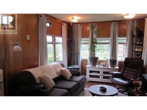 5662 Horse Lake Road, 100 Mile House, BC - Indoor Photo Showing Living Room