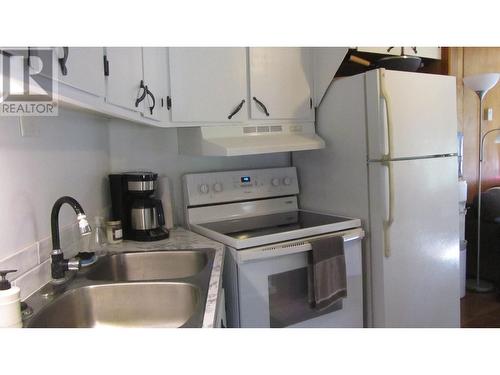 5662 Horse Lake Road, 100 Mile House, BC - Indoor Photo Showing Kitchen With Double Sink