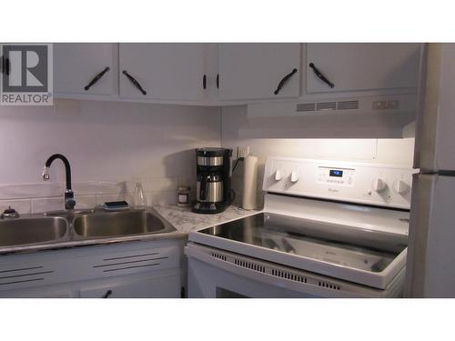 5662 Horse Lake Road, 100 Mile House, BC - Indoor Photo Showing Kitchen With Double Sink