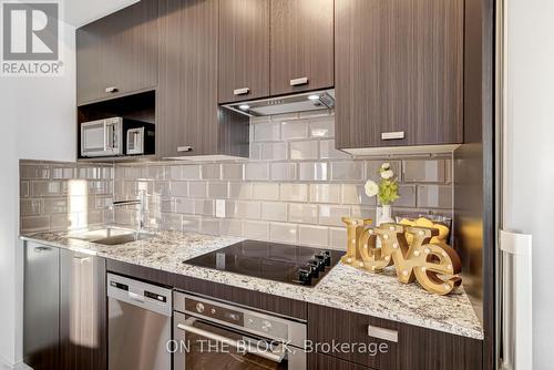 2922 - 275 Village Green Square, Toronto (Agincourt South-Malvern West), ON - Indoor Photo Showing Kitchen With Upgraded Kitchen