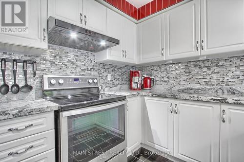 40 Silverstone Crescent, Georgina, ON - Indoor Photo Showing Kitchen With Upgraded Kitchen