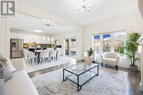 14 Lyle Drive, Clarington (Bowmanville), ON - Indoor Photo Showing Living Room