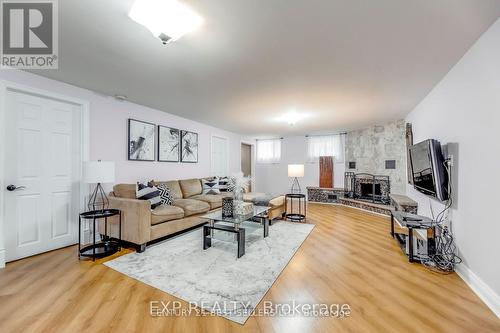 12 Bowshelm Court, Mississauga, ON - Indoor Photo Showing Living Room