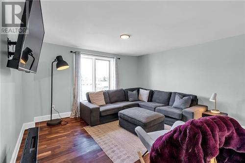 328 Marlborough Street, Cornwall, ON - Indoor Photo Showing Living Room