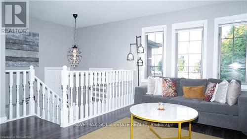 16 Dowden Avenue, Brantford, ON - Indoor Photo Showing Living Room