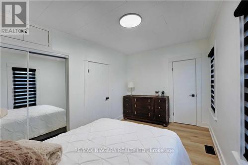 211 Charlotte Street, Port Colborne (Sugarloaf), ON - Indoor Photo Showing Bedroom