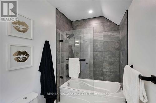 211 Charlotte Street, Port Colborne (Sugarloaf), ON - Indoor Photo Showing Bathroom