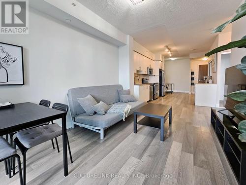 1612 - 7171 Yonge Street, Markham (Grandview), ON - Indoor Photo Showing Living Room