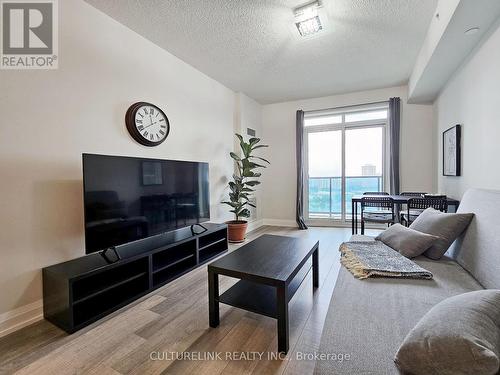 1612 - 7171 Yonge Street, Markham (Grandview), ON - Indoor Photo Showing Living Room