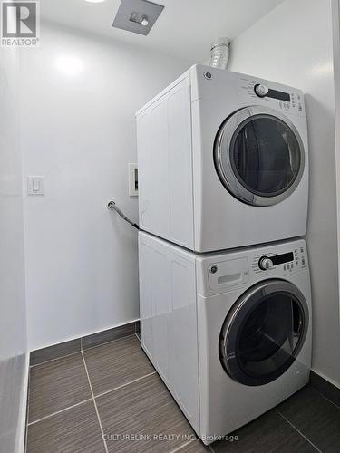 1612 - 7171 Yonge Street, Markham (Grandview), ON - Indoor Photo Showing Laundry Room