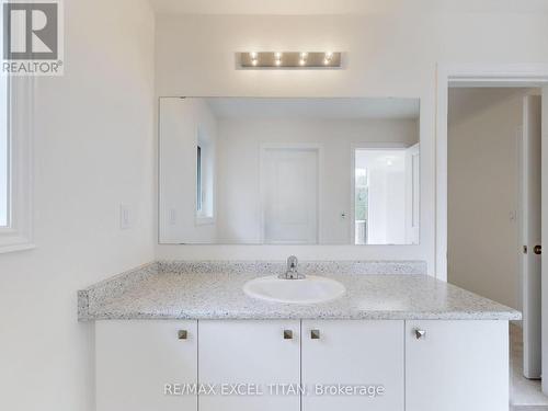 1449 Davis Loop, Innisfil, ON - Indoor Photo Showing Bathroom