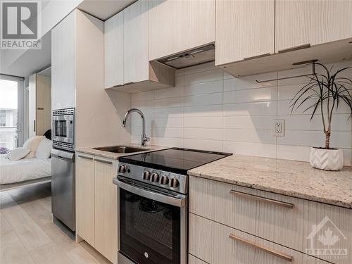 501 Yonge Street Unit#1406, Toronto, ON - Indoor Photo Showing Kitchen With Upgraded Kitchen