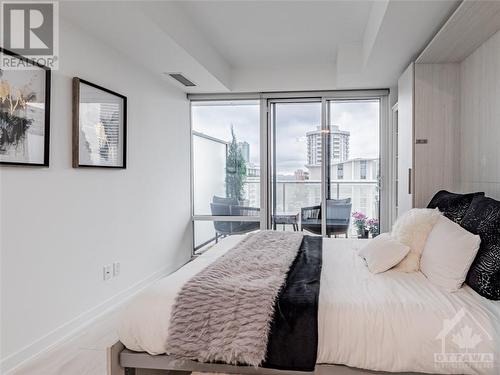 501 Yonge Street Unit#1406, Toronto, ON - Indoor Photo Showing Bedroom