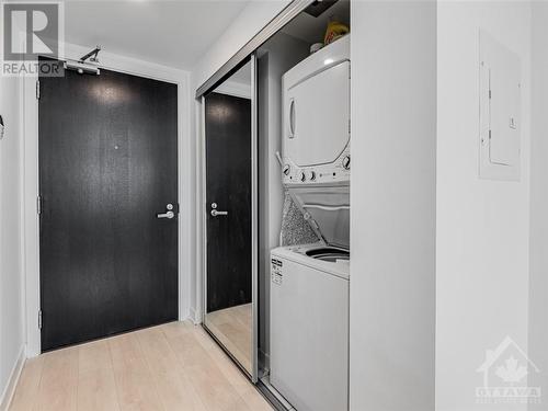 501 Yonge Street Unit#1406, Toronto, ON - Indoor Photo Showing Laundry Room