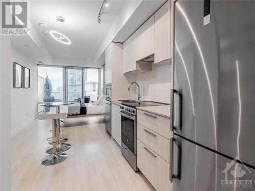 501 Yonge Street Unit#1406, Toronto, ON - Indoor Photo Showing Kitchen With Upgraded Kitchen