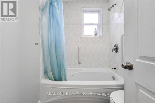 63 Paisley Avenue S, Hamilton (Westdale), ON - Indoor Photo Showing Bathroom