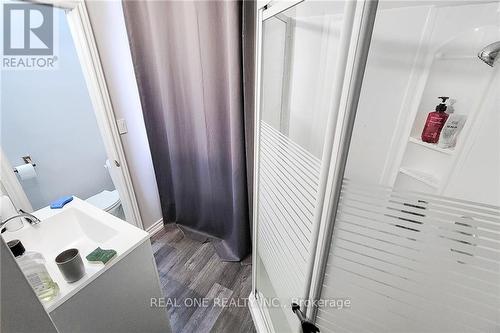 63 Paisley Avenue S, Hamilton, ON - Indoor Photo Showing Bathroom