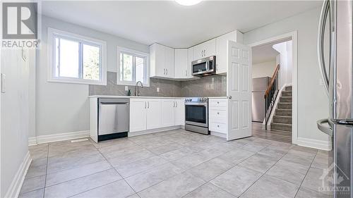 941 Charlton Drive, Ottawa, ON - Indoor Photo Showing Kitchen