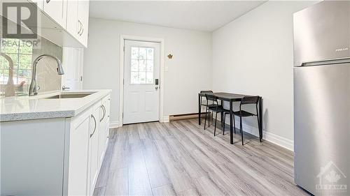 941 Charlton Drive, Ottawa, ON - Indoor Photo Showing Kitchen